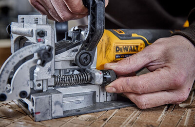 Аккумуляторный ламельный фрезер DeWalt DCW682NT без аккумулятора фото 10